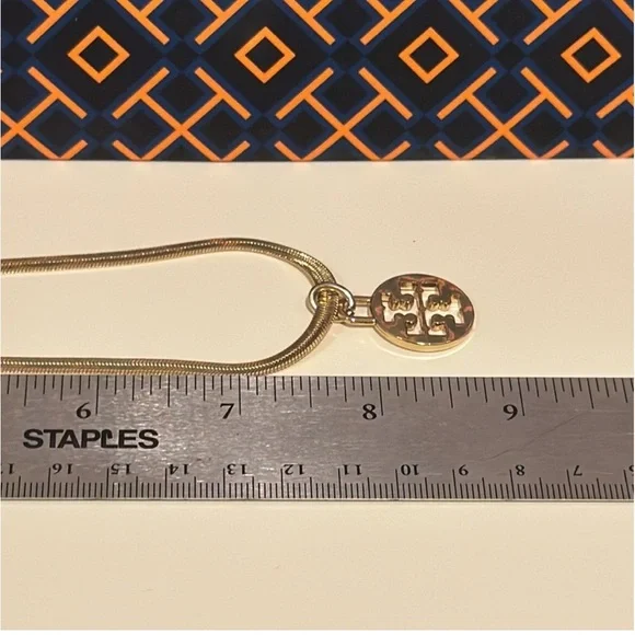 NEW💞Pendant with large Tory Burch charm/medallion. - Picture 8 of 10